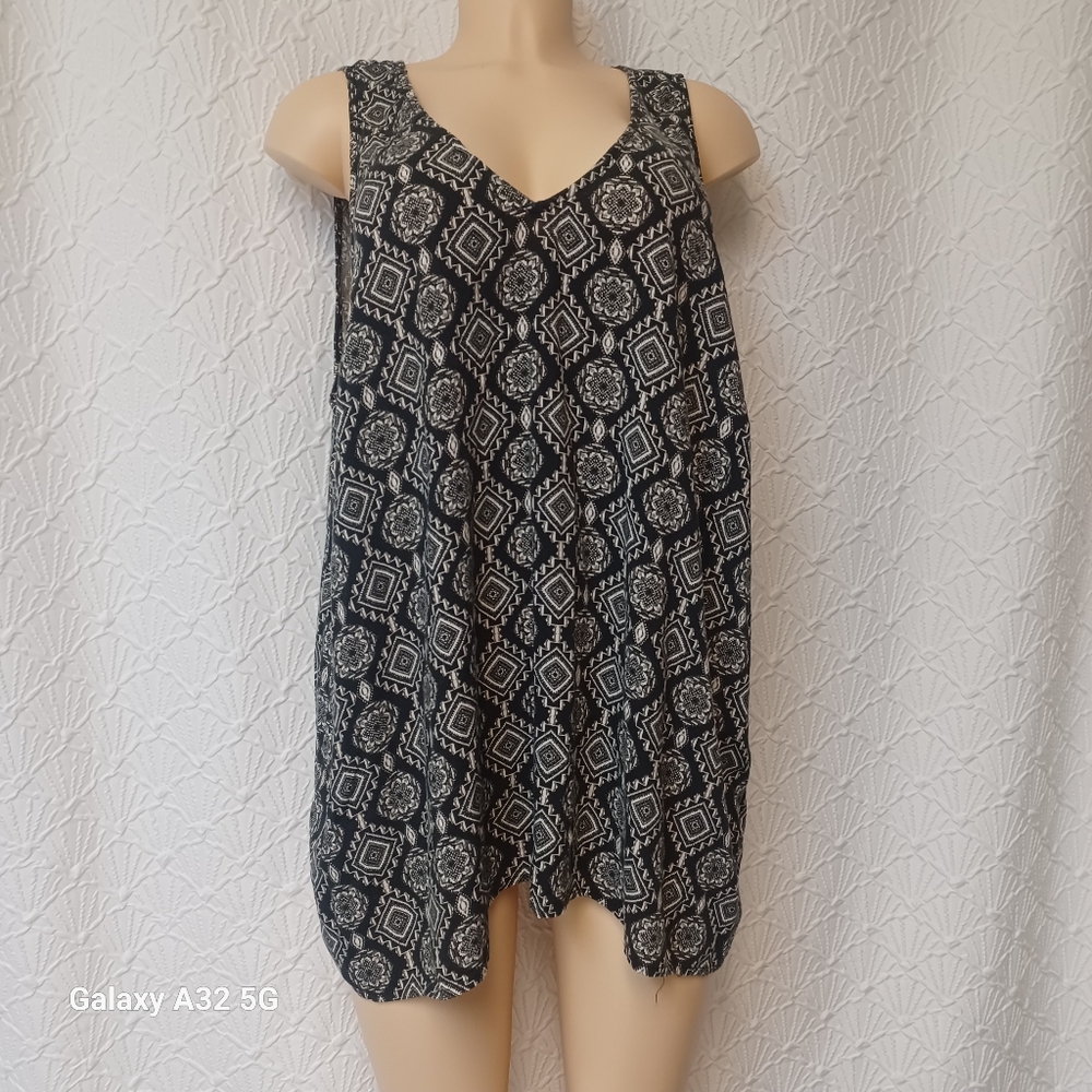 Torrid Women Size 2  Black and White Geometric Tank Top